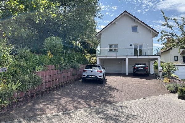 Appartement duplex de 3,5 pièces, 2 garages, balcon, cuisine, cheminée, WC invités, Niedernhausen, Schäfersberg.