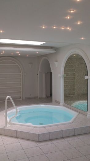 Ático con bienestar en 320 m² – Jacuzzi