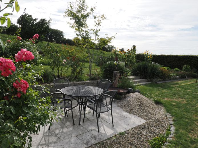 Aydınlık ve huzur verici atmosfere sahip, doğal bahçeli modern mimar evi – Blick in den Garten