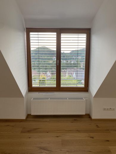 Erstbezug nach hochwertiger Sanierung – schönes Mittelhaus mit Terrasse & Talblick & Carport – Gaube Schlafzimmer