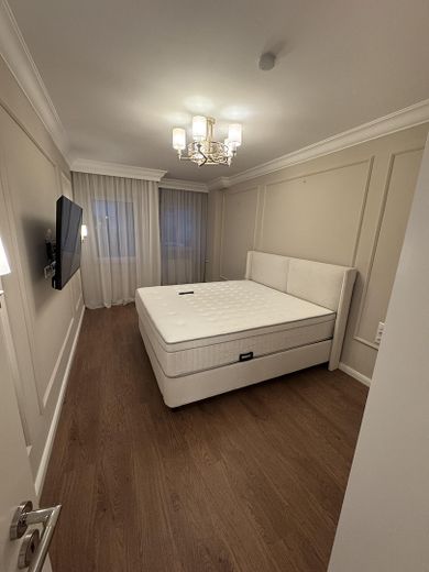شقة فاخرة مؤثثة من غرفتين مع شرفة وخزائن مدمجة ومصاريع رول كهربائية – Schlafzimmer