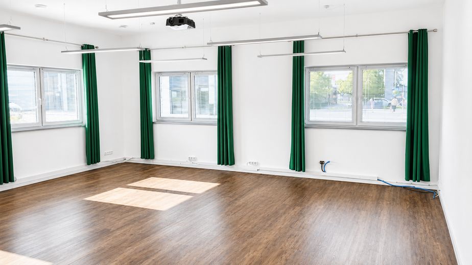 Eigenständige, hochwertige Gewerbeeinheit mit Halle, Büros & Galerie – direkt an der B12 – 22_Büro_EG_1_58qm_teilbar