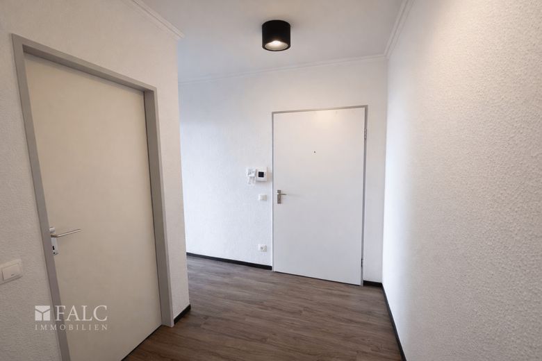 Top Lage direkt an der Weser - Penthouse-Feeling zum verlieben! – Blick vom Flur auf die Haustür