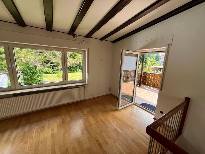 Blick vom Wohnzimmer in Garten