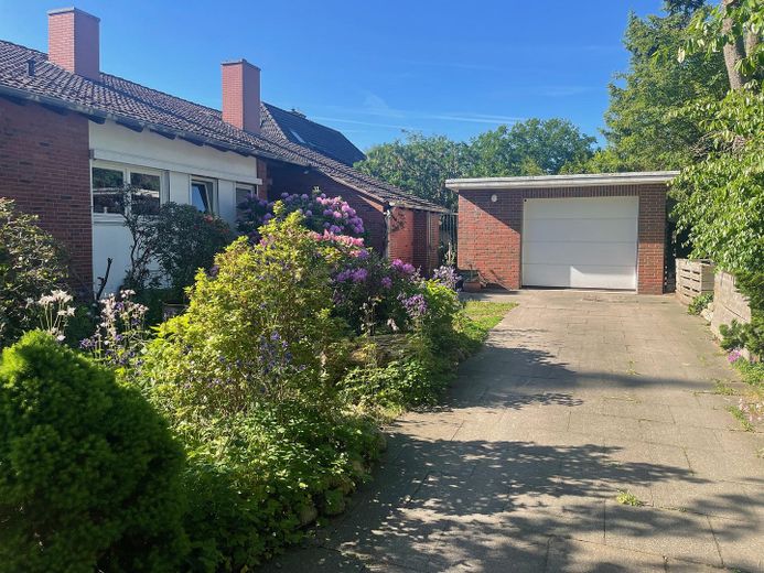 Einfahrt und Garage