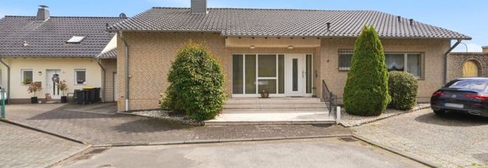 ++ Wohnen auf einer Ebene: 174 m² Bungalow mit großen Terrassen und Potenzial im Souterrain! ++