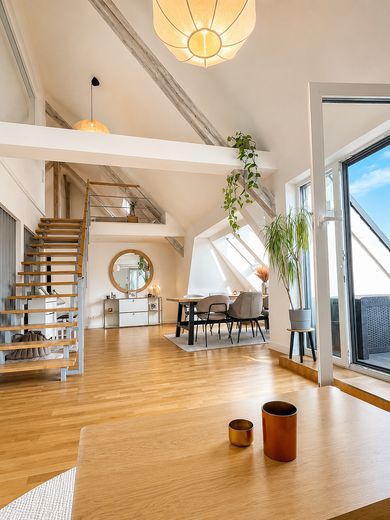Agenturen & Freelancer aufgepasst! Exklusives Büro in Top Lage! – Offene Besprechung- und Lounge