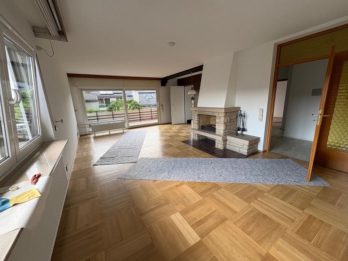 4 kamers, keuken, badkamer, balkon, 1e verdieping, opgeknapt, hoogwaardige staat, bij de eigenaar – Wohnzimmer mit Blick zum Balk.