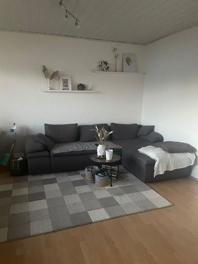 großzügige 3 Zimmer Wohnung mit Balkon – Wohnzimmer