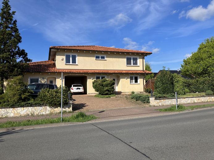 236 m² woonoppervlak, zelfstandige woning & 735 m² perceel – royaal huis in Wolfsburg-Kästorf – Hausansicht