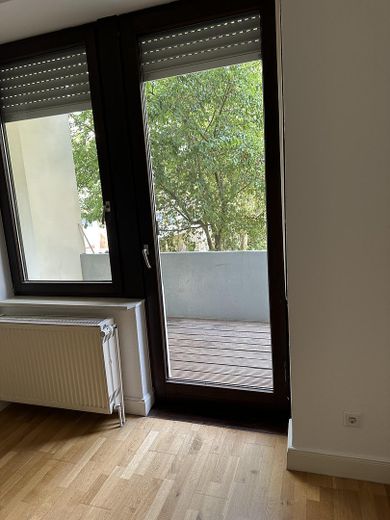 Erstbezug, neu sanierte 4 Zimmerwohnung Nähe Wilhelmsplatz – Schlafzimmer mit Balkon