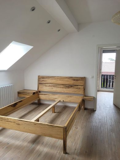 Casa familiare ammodernata con possibilità di appartamento separato, impianto fotovoltaico, riscaldamento a pavimento e classe di efficienza energetica B – Schlafzimmer