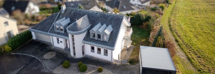 Moderne & helle Einliegerwohnung | schönes Ambiente | separater Eingang | große Terrasse | Carport – Vorderansicht mit Carport