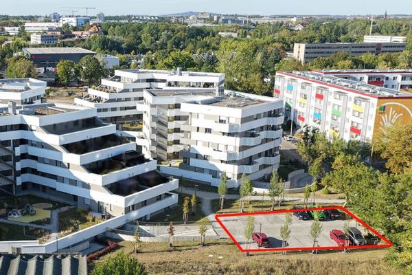 Extra breiter Pkw-Stellplatz | Stadtbezirk West, Muldestraße | Privater Außenstellplatz zur Miete