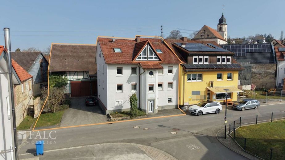 Platzwunder in Ravenstein! 3-Familienhaus inkl. großzügiger Scheune - FALC Immobilien Heilbronn – Herzlich willkommen!