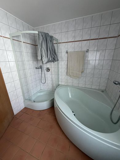 Zentrumsnah: Wohnhaus mit Galerie/Atelier, Einlieger-App.  & traumh. Naturgarten (834 qm) – Bad Wohnen OG