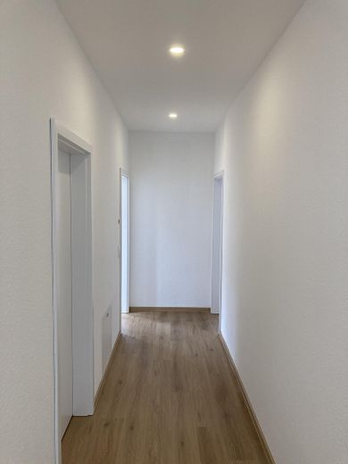 Appartement rénové lumineux de 3,5 pièces au cœur d’Obernburg – Flur zum Wohnzimmer