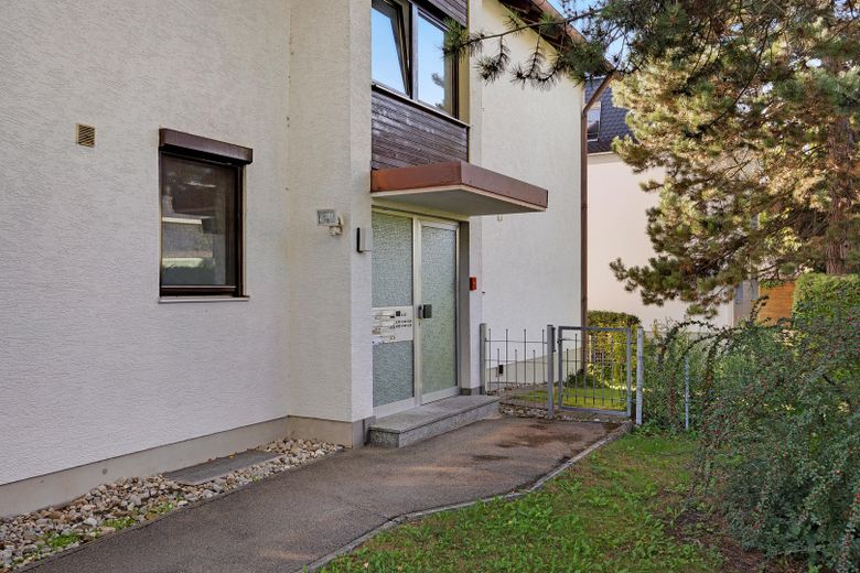 İki yaşam katına sahip 99 m² dubleks daire ve tek araçlık garaj – Eingang