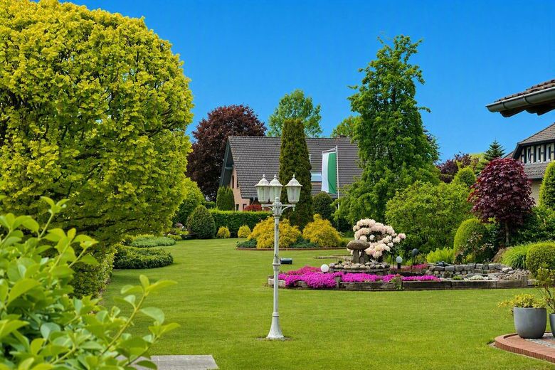 Von Privat: Großzügiges Ein- oder Zweifamilienhaus in Sackgassen-Lage (optional mit Baugrundstücken) – Garten mit Perspektive...