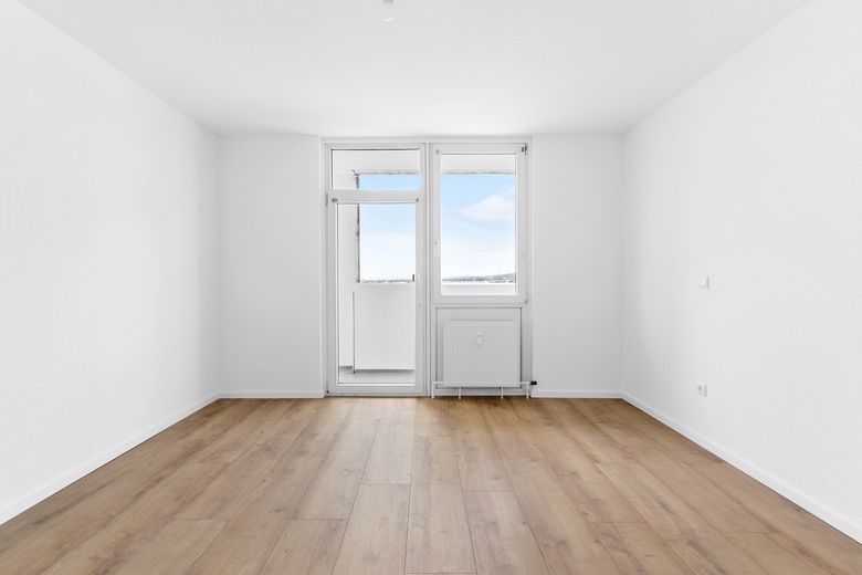1093 Moderne 3-Zimmer-Wohnung mit Loggia und Skylineblick – Zimmer 1