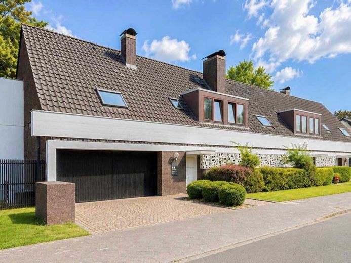 Complesso residenziale architettonico nel quartiere dei poeti di Düsseldorf-Stockum con potenziale di sviluppo – Foto 1