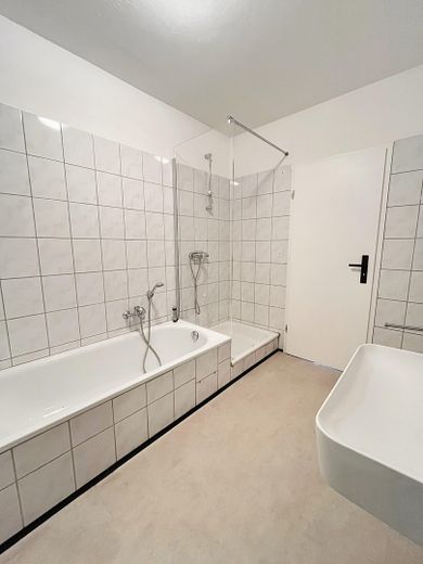 Gemütliche, frisch sanierte Zweizimmerwohnung in Elze – Dusche und Badewanne