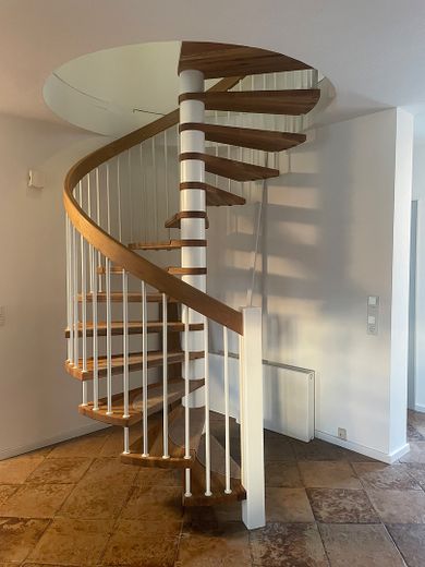 1-FH in sensationeller Feldrandlage – Neue Wendeltreppe