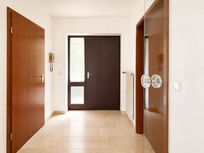 Quietly located semi-detached house with fireplace, conservatory &amp; garden idyll – Eingangsbereich