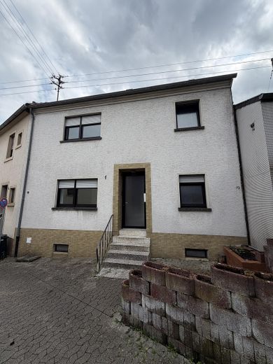 Per direct beschikbaar: ca. 184 m² verdeeld over 3 verdiepingen – als eengezinswoning of 2 appartementen – Vorderseite Haus