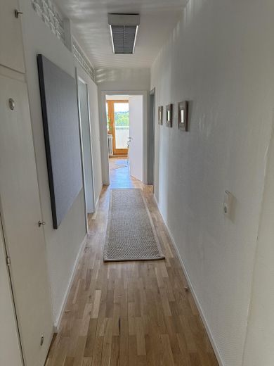 Oficina luminosa e independiente con parquet bien cuidado en las inmediaciones directas de la U3 – 4_Flur