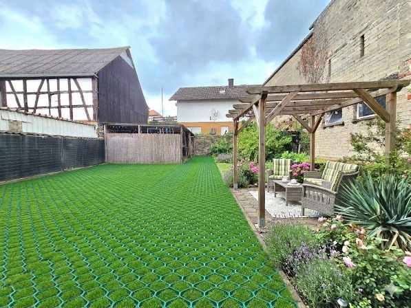 Modernisierter Generationenhof mit viel Platz für Jung und Alt - Photovoltaik inklusive – Garten Gestaltungsbeispiel