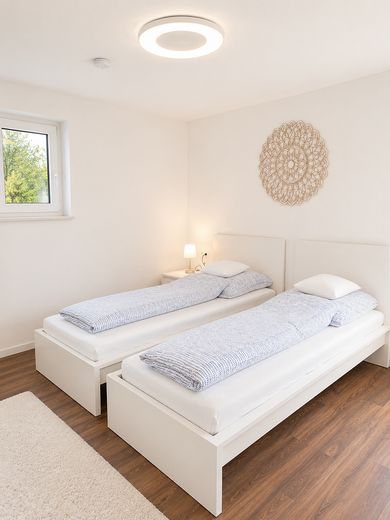 Möblierte 2-Zimmer-Neubauwohnung, Terasse, PKW-Stellplatz – Schlafzimmer