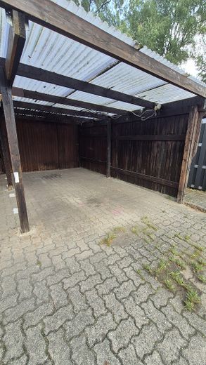 Casa a schiera di testa ben tenuta con giardino recintato e posto auto coperto – Carport