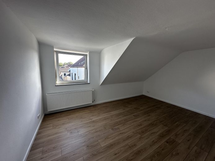 Frisch sanierte DG-Wohnung an der Weser – Schlafzimmer