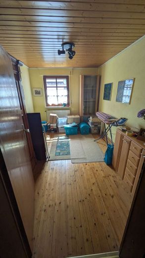 Gepflegtes Zweifamilienhaus mit großem Garten, Garagen und vielfältigen Nutzungsmöglichkeiten – Schlafzimmer EG