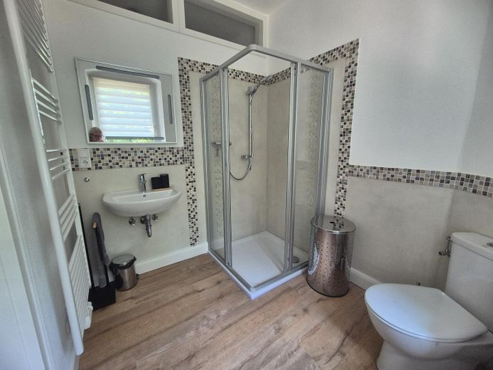 Elegante casa bifamiliare ristrutturata con terreno edificabile urbanizzato a Diemelsee-Adorf – Duschbad 1. OG