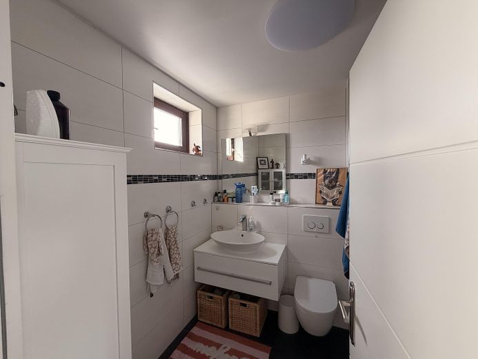 Appartement en duplex avec cheminée et terrasse sur le toit │ Votre nouvel appartement au-dessus des toits de Leverkusen – Tageslichtbad
