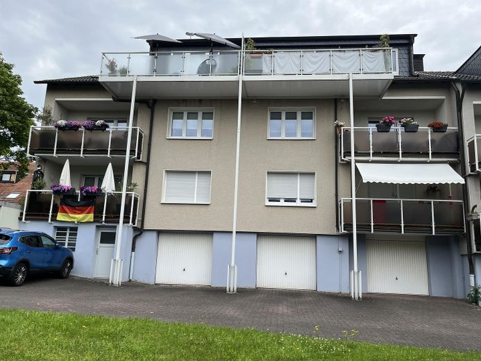 2.5-room attic apartment with large balcony & view of the greenery in Bochum-Harpen – Rückseite Haus