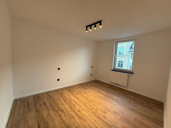 Beautiful 3-Room Apartment in Hof with Balcony and Kitchen – Photo 3