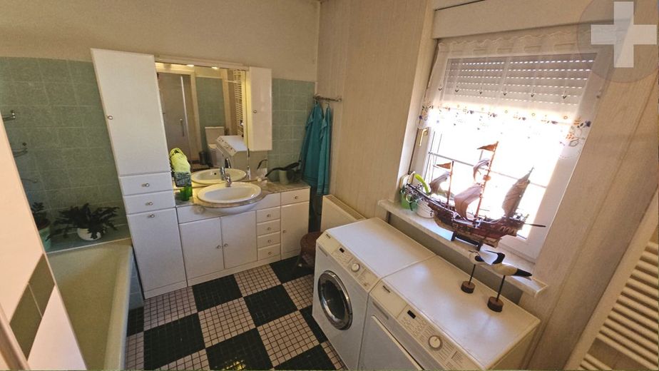 Haus mit geschütztem Innenhof &amp; vielseitigem Zusatzraum in Stülpe: RUHE. PRIVAT. MÖGLICHKEITEN. – Tageslichtbad - Dusche &amp; Badewanne für entspannte Wohlfühlmomente