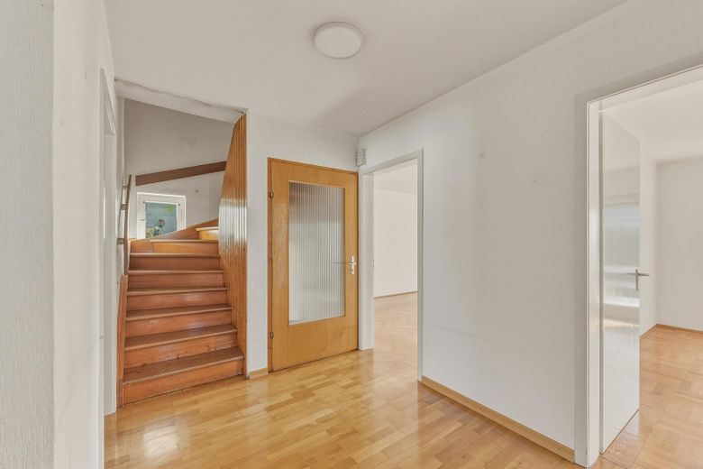 Familienhaus mit großem Garten und Potenzial – Flur