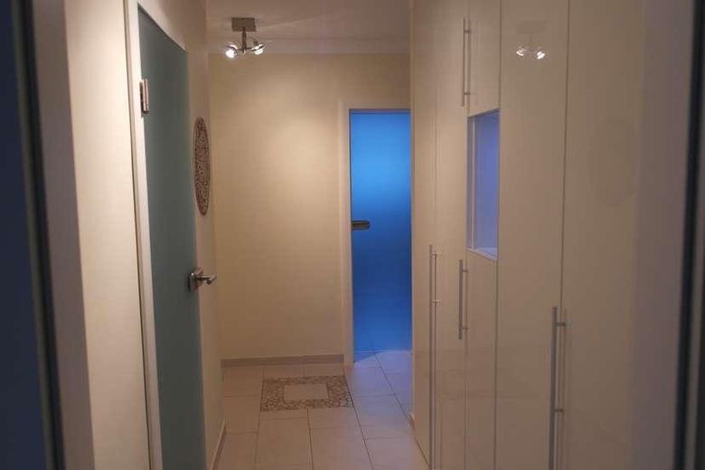 Jüchen-Hochneukirch’te kiralık lüks daire – Diele mit Einbauschränken