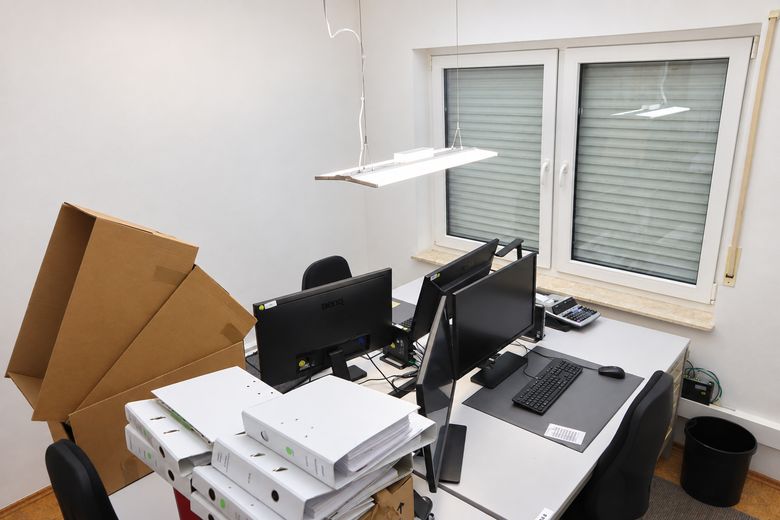 गर्म किया हुआ व्यावसायिक परिसर, लगभग 1.120 m² हॉल + कार्यालय, कारपोर्ट, 15–20 पार्किंग स्थान – Upgant-Schott – फोटो 26