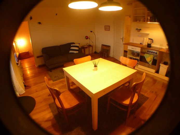 Apartamento modernizado de 2 habitaciones con logia y alquiler sólido – Wohnküche