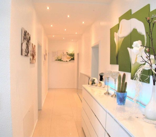 Moderne Luxusvilla: 432 m² Wohnfläche, PV-Anlage, Wärmepumpe & Sauna – Flur OG