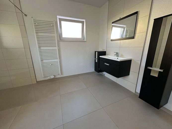 Moderno apartamento de 2,5 habitaciones en planta baja – Badezimmer
