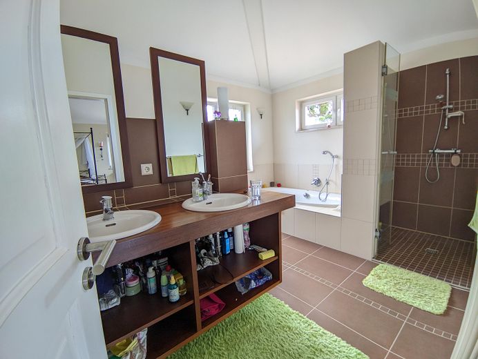 236 m² woonoppervlak + zelfstandige woning, 735 m² perceel – ruime woning in Wolfsburg-Kästorf – Elternbad im Souterrain
