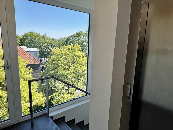 Penthouse met sauna, open haard, SmartHome, 2 TG-plaatsen direct bij het St. Franziskus-hospital – Treppenhaus