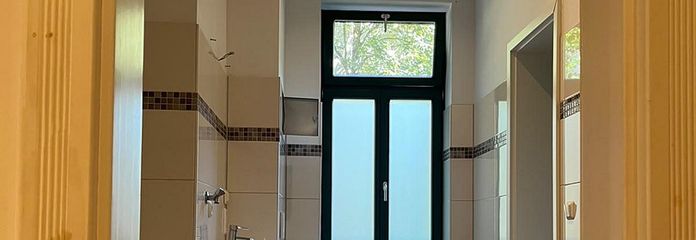 Traumhafte 2-Zi-Altbauwohnung mit Parkett, EBK & Tageslichtbad – Badezimmer