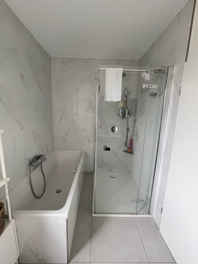 Badezimmer mit Dusche, Wanne